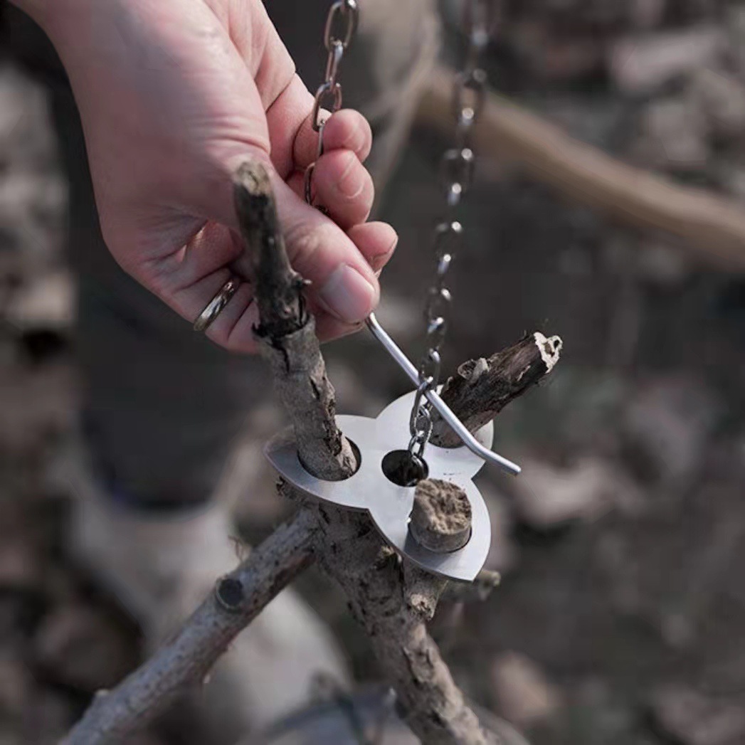 Stalowy trójnóg kempingowy ze  – Camping Cooking Multi Tool recenzja i cena